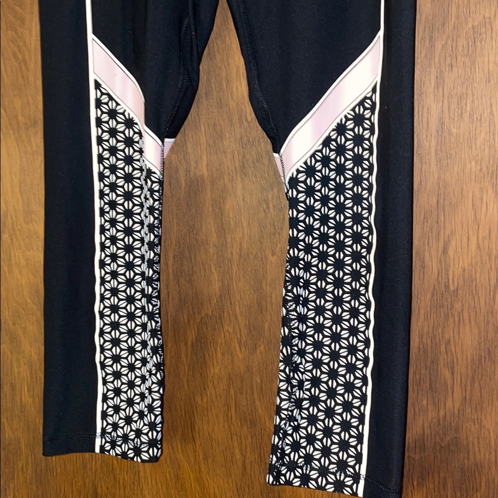 Black and Pink Patterned Leggings 🌸🖤 - Picture 5 of 12